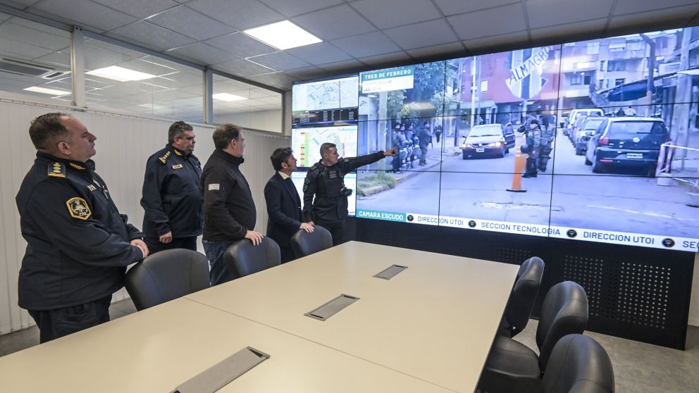 Kicillof criticó a Milei por los recortes en seguridad y elogió a la policía bonaerense