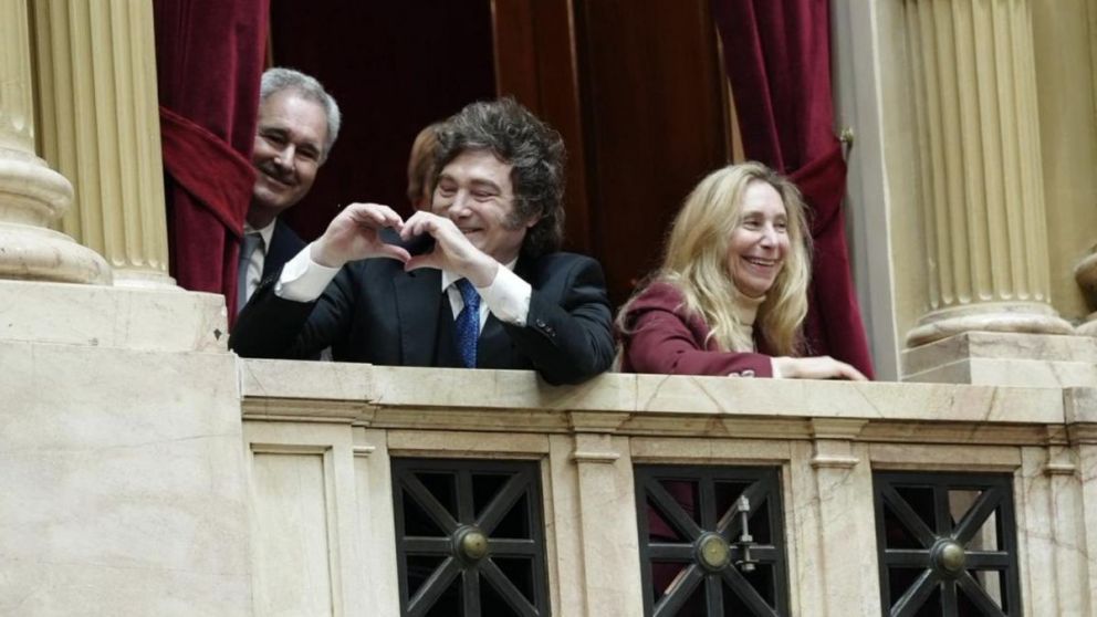Para el Financial Times, la escena expuso el problema: Milei sonre�a en un balc�n de Diputados mientras Adorni enfrentaba cinco horas de preguntas por la causa en su contra