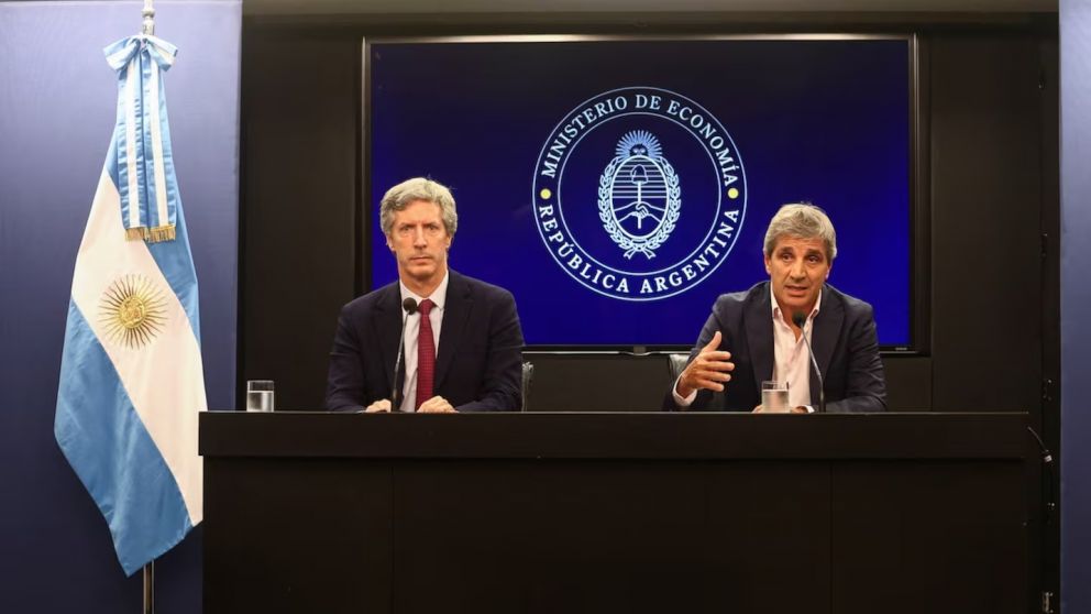 El ministro de Econom�a, Luis Caputo, junto al presidente del Banco Central, Santiago Bausili. (Foto: Mat�as Baglietto/Reuters).