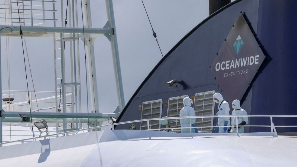 El personal que subió al barco en el puerto de Rotterdam. Foto: Reuters.