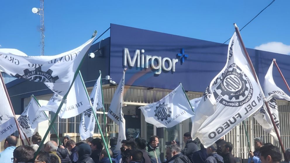 Los trabajadores del grupo Mirgor juntan firmas para impedir que les cambien el comedor de la planta por una suma fija