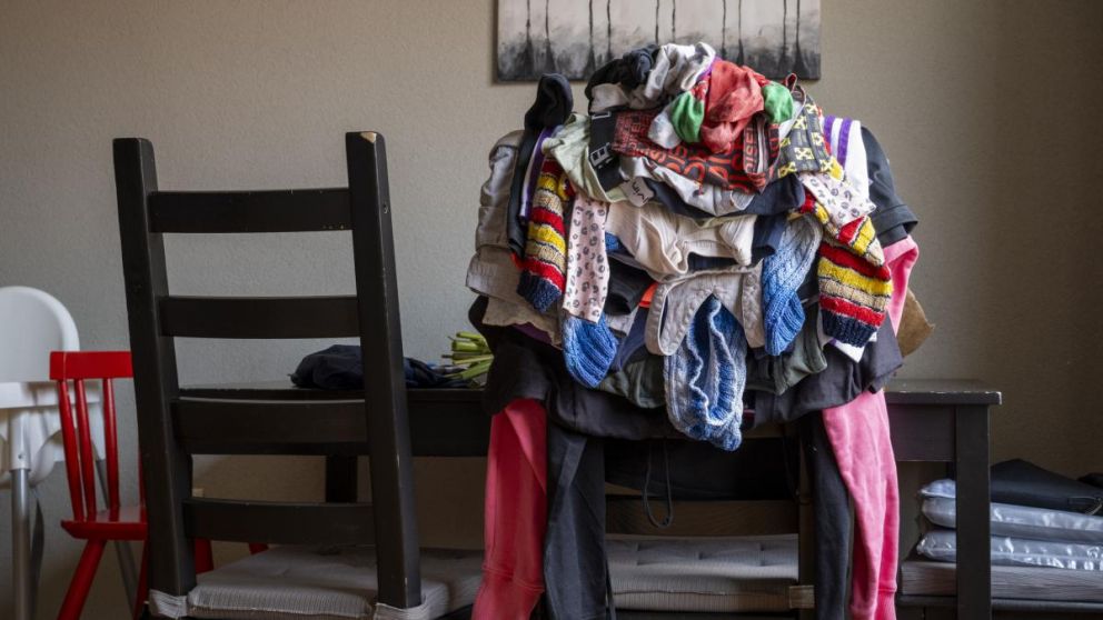 Lo que revela dejar ropa sobre una silla, según la psicología