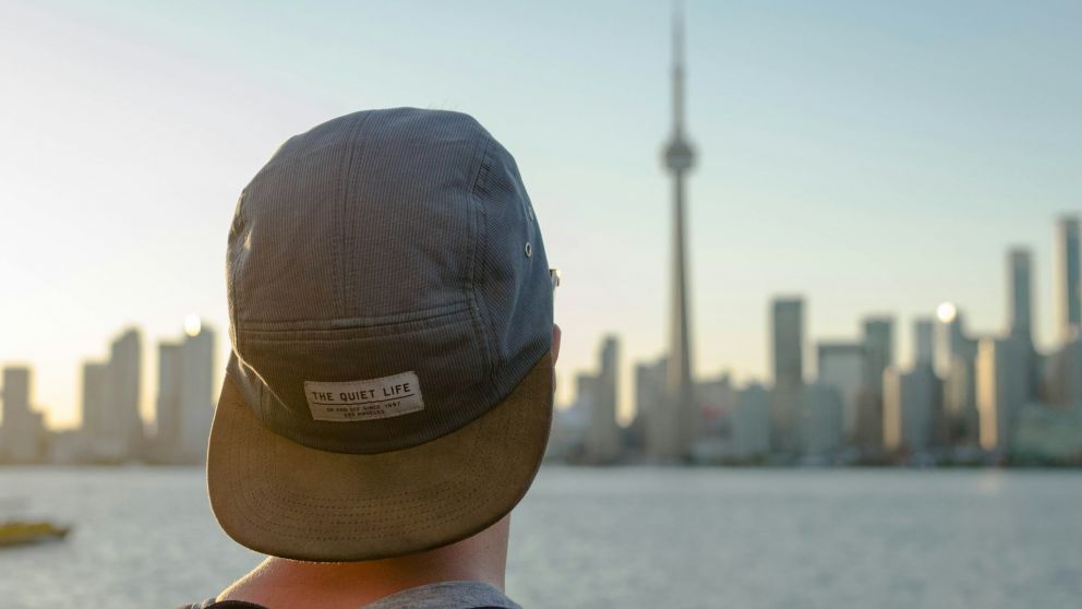 Lo que revela usar gorra todos los días, según la psicología