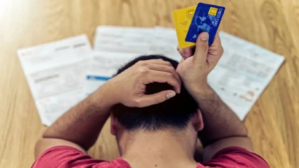 Las deudas acorralan a los trabajadores y los empujan a aceptar retiros voluntarios