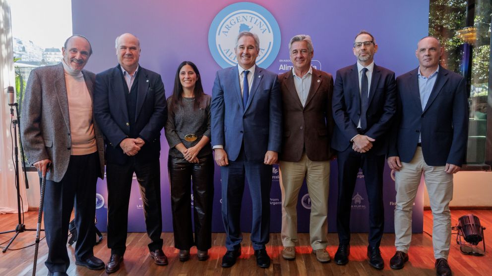 La presidenta de COPAL, Carla Mart�n Bonito; el canciller Pablo Quirno, el presidente de la Sociedad Rural Argentina, Nicol�s Pino, el presidente ejecutivo de PROMArgentina, Diego Sucalesca; el Director Comercial de La Rural, Carlos Solanet
