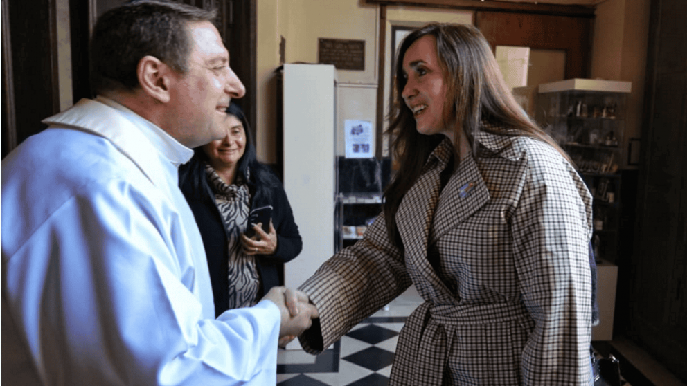 El párroco Osvaldo Macerola recibió a Victoria Villarruel en la puerta de la Catedral de Rosario