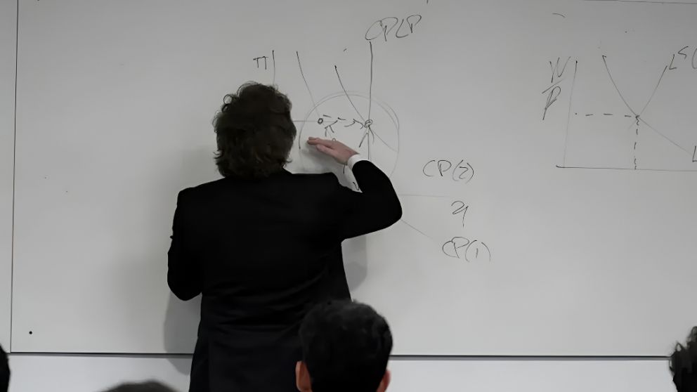 Javier Milei visit� la Universidad de San Andr�s y docentes reclamaron cumplir la ley aprobada por el Congreso