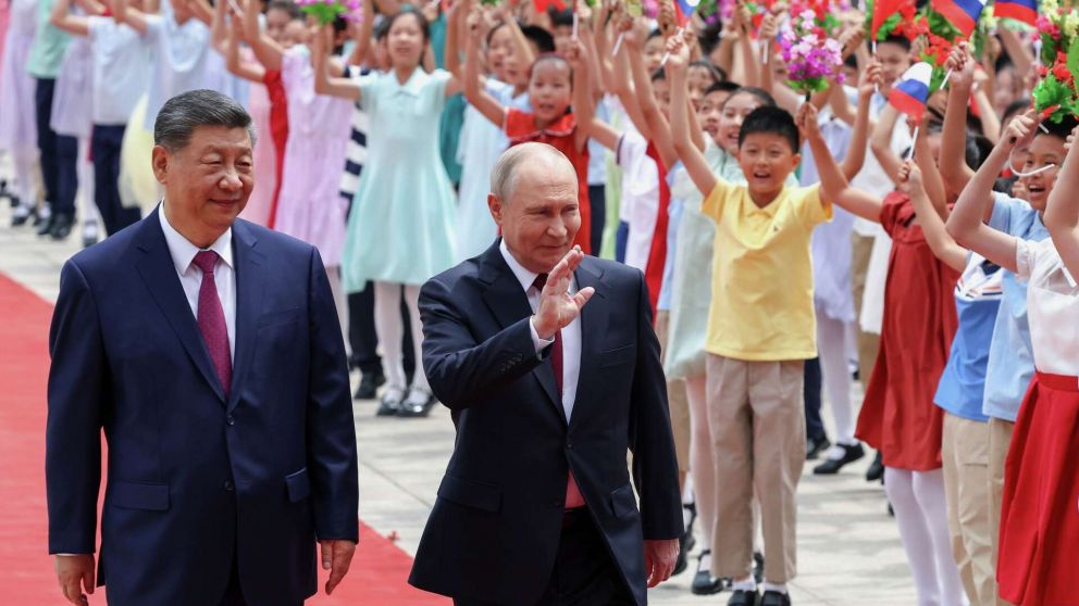 Xi Jinping y Vladimir Putin, en Beijing: gestos de cercanía para una alianza bajo presión internacional