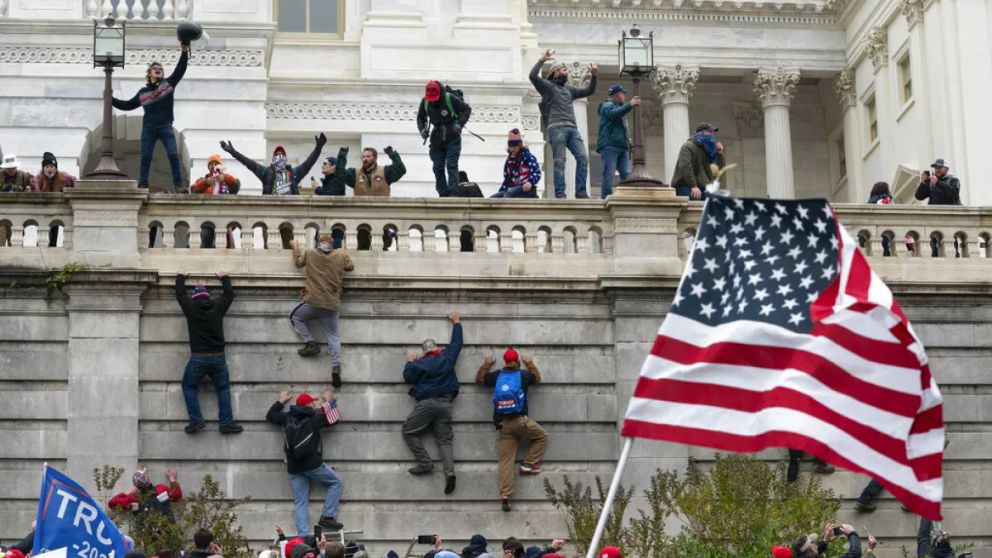 El 6 de enero de 2021, miles de seguidores de Trump irrumpieron en el Capitolio para intentar frenar la certificación legislativa de la victoria electoral de Joe Biden