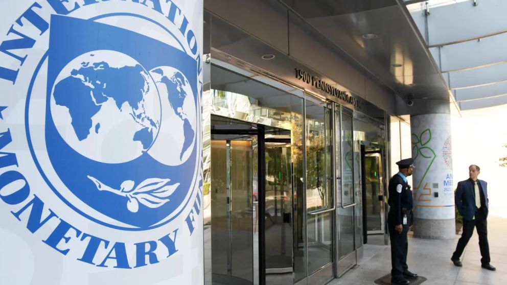 El FMI define un giro clave y el Gobierno apura garantías para llegar a 2027 con "colchón"
