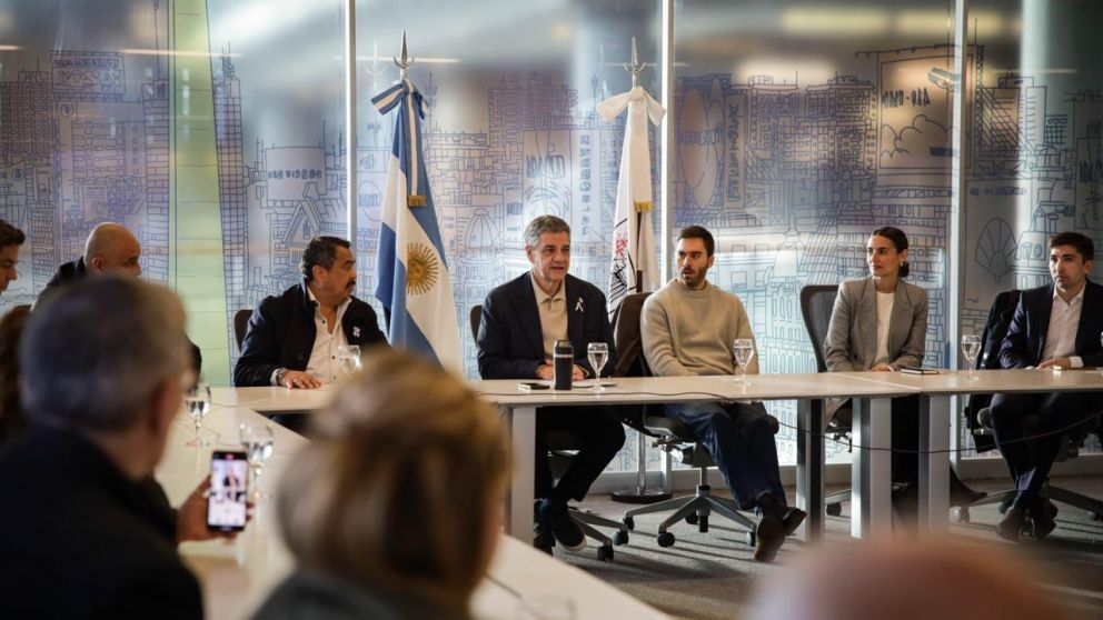 La Ciudad ordena las aplicaciones de viajes y moderniza el sistema de taxis para que todos compitan con reglas más claras