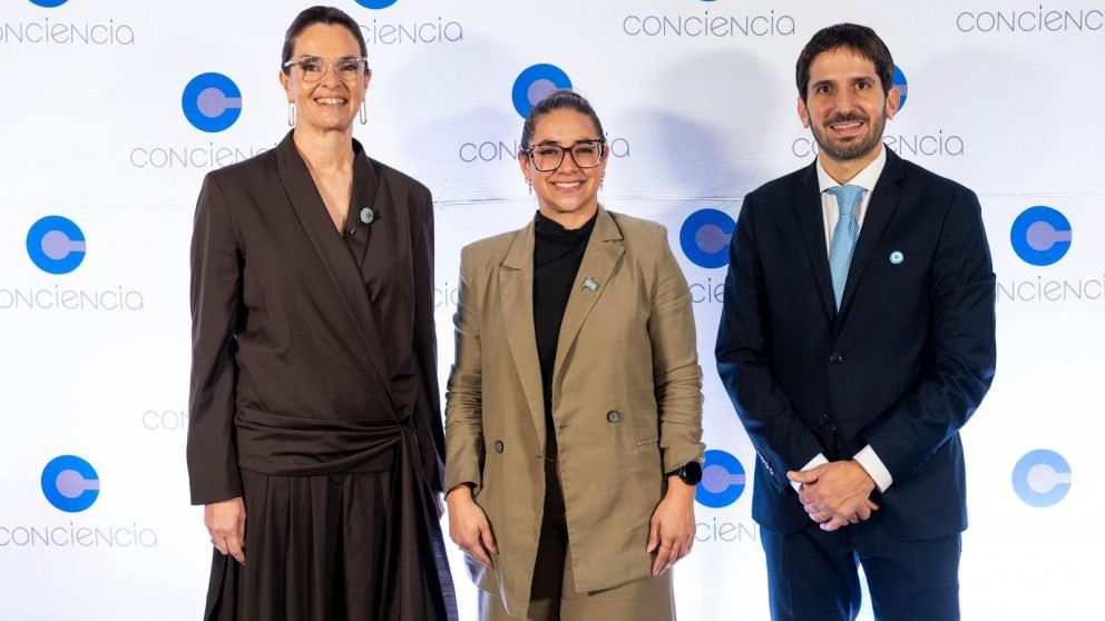 Natalia Olmos, directora de Comunicación y Relaciones Institucionales Grupo Olmos, con las autoridades de Asociación Conciencia, Silvana Vives y Juan Manuel Fernandez Alvez