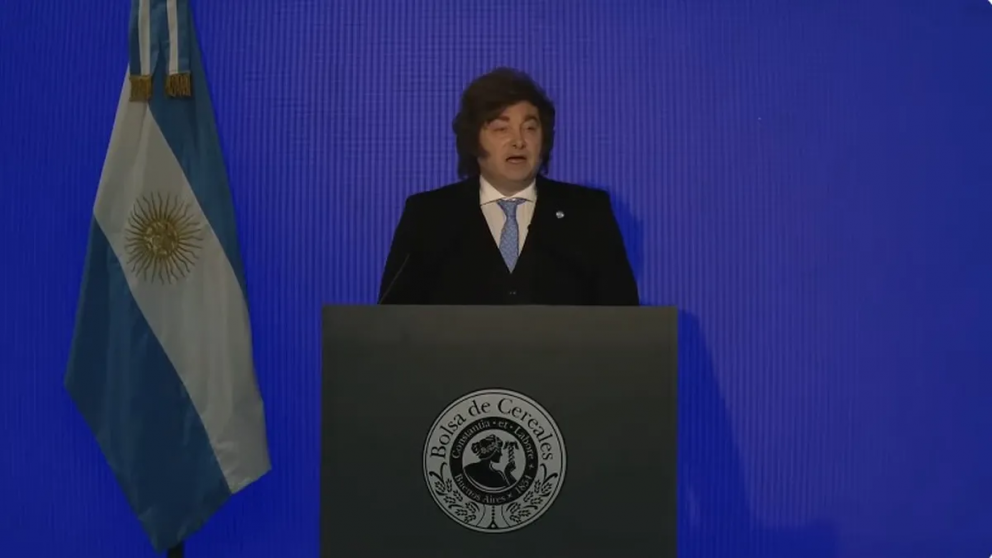 Milei anunció la baja de las retenciones en la Bolsa de Cereales