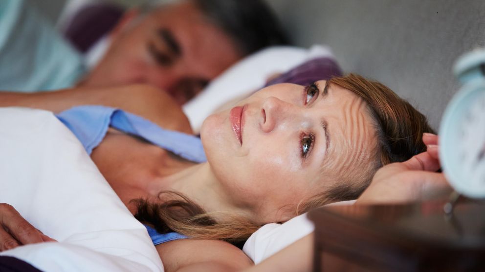 Qué significa que alguien no pueda dormir de corrido por las noches, según la psicología