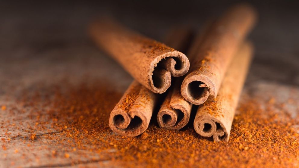 Cómo atraer dinero poniendo canela en casa, según el Feng Shui