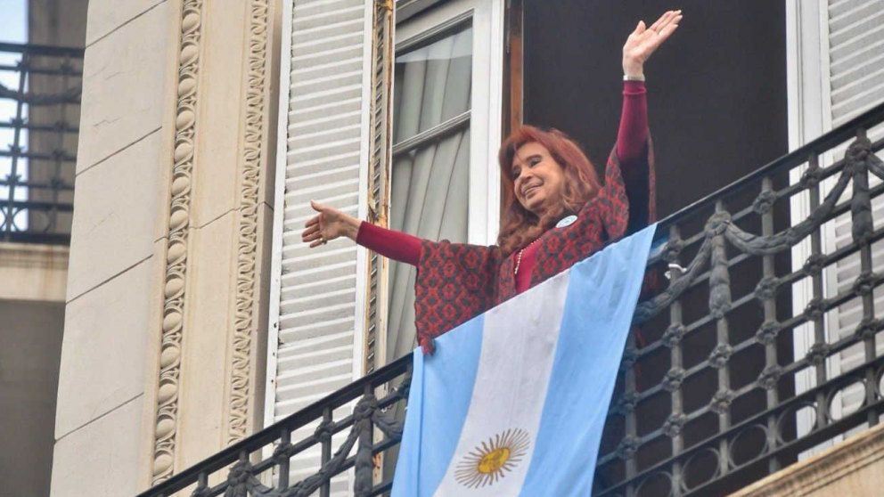 La C�mpora se moviliz� frente a la casa de Cristina Kirchner por el 25 de Mayo