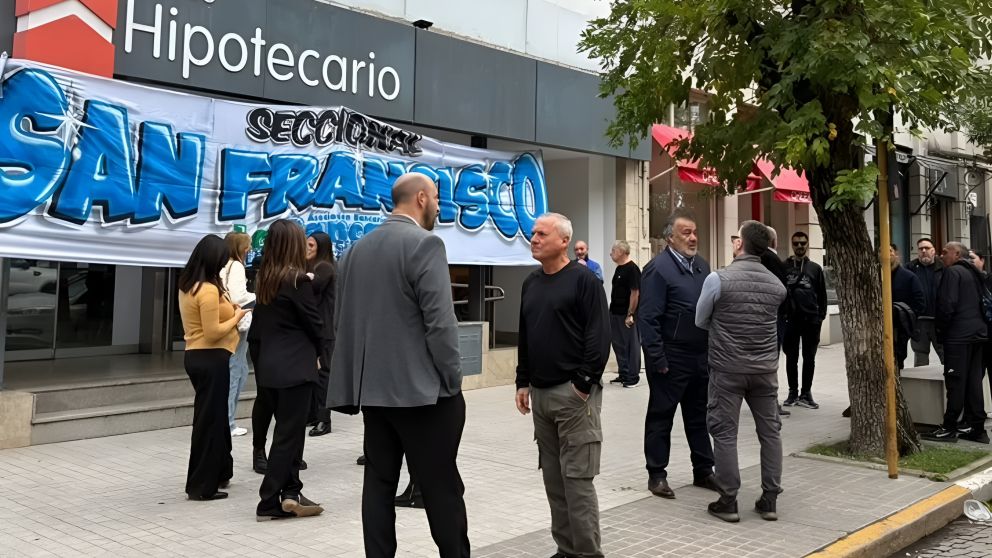 Protestas por el cierre de la sucursal del Banco Hipotecario de San Francisco, C�rdoba