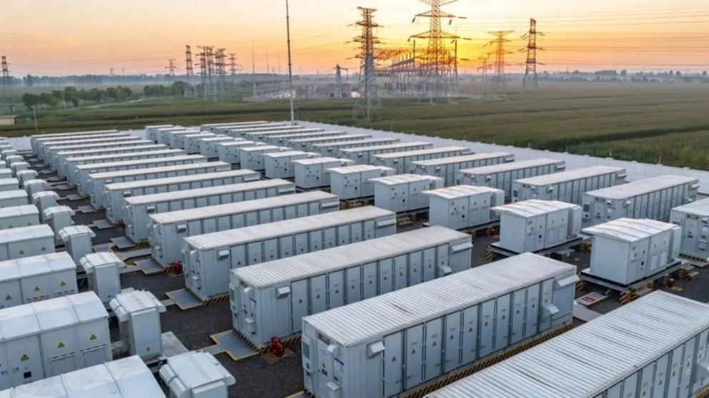 La licitación de baterías de almacenamiento energético recibió 235 proyectos por 8.335 MW y superó más de diez veces la potencia inicial prevista por el Gobierno.