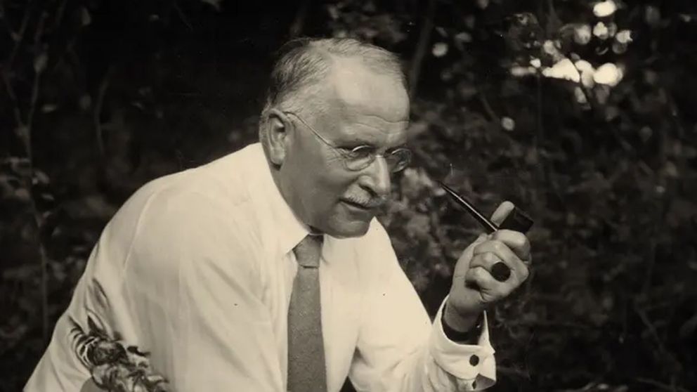 Carl Gustav Jung, psiquiatra y psic�logo, fundador de la psicolog�a anal�tica: "Eres aquello que haces, no aquello que dices que har�s
