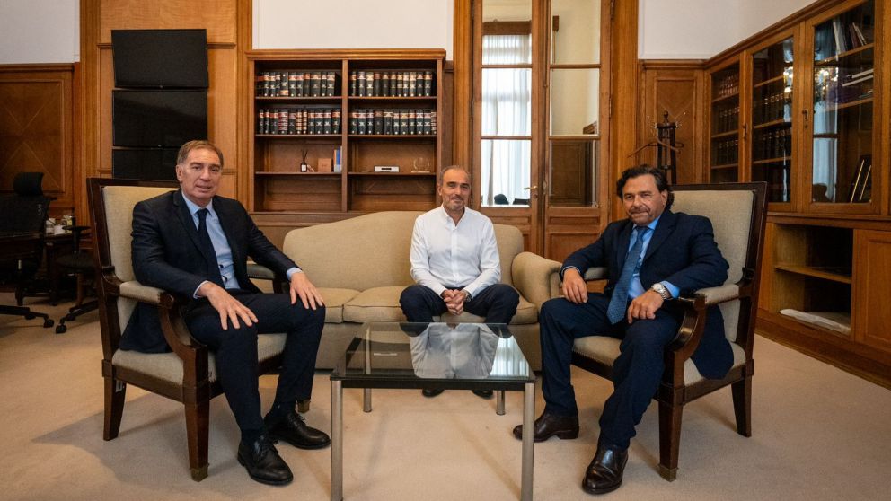 Diego Santilli; y el subsecretario de Gesti�n Institucional, Eduardo "Lule" Menem, recibieron al gobernador de Salta, Gustavo S�enz
