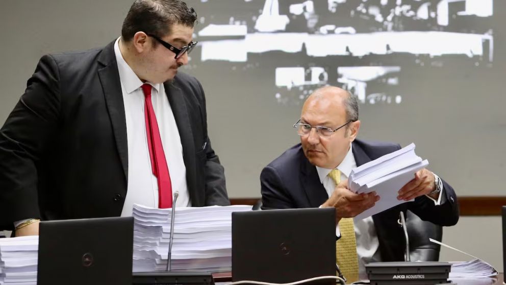El Consejo de la Magistratura dejó a un paso del juicio político al juez Gastón Salmain; en la foto, sentado junto a su abogado