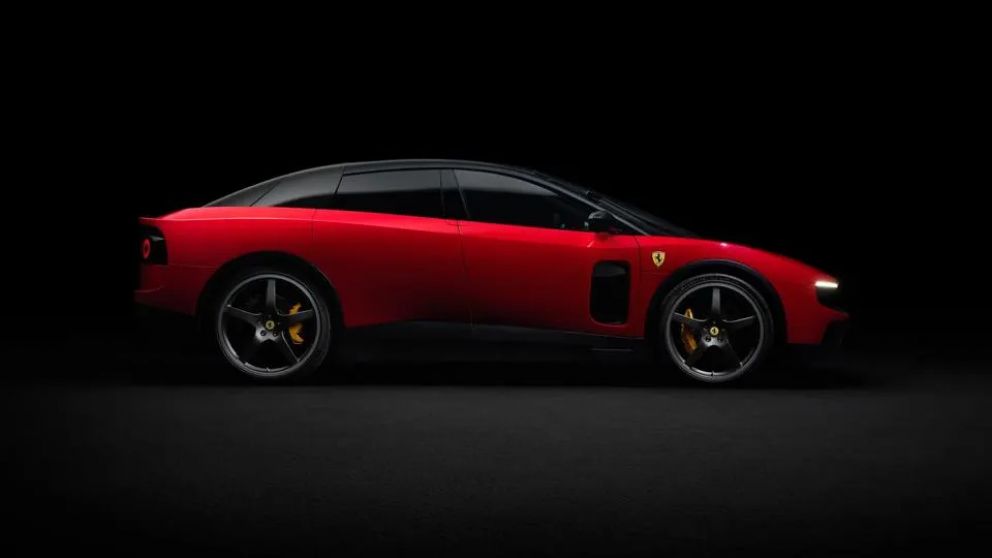 La Ferrari Luce, primer modelo 100% eléctrico de la marca, combina cinco plazas, diseño minimalista y una autonomía declarada de 530 kilómetros