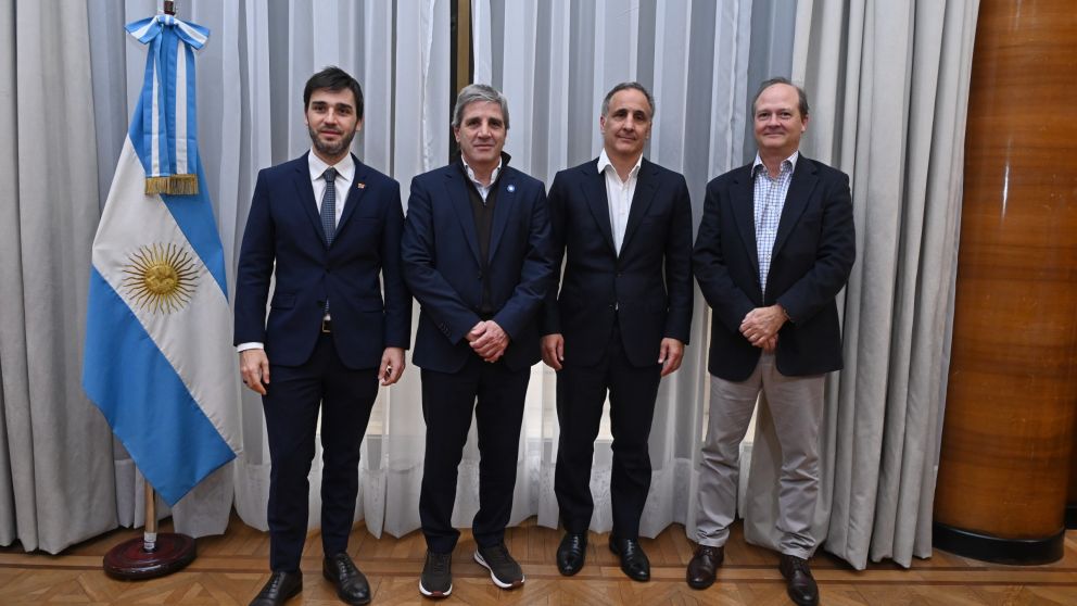 El Gobernador de Chubut, Ignacio Torres, el Ministro de Econom�a, Luis Caputo; el Group CEO de Pan American Energy, Marcos Bulgheroni y el Secretario de Coordinaci�n de Energ�a y Miner�a, Daniel Gonz�lez 