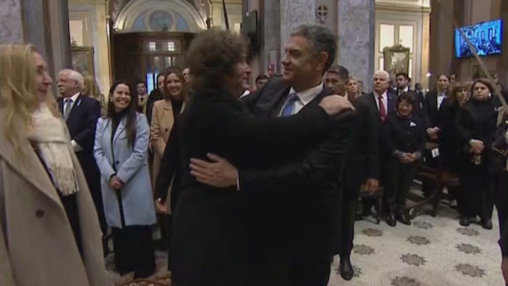 Javier Milei abraza a Jorge Macri en el tedeum del 25 de mayo