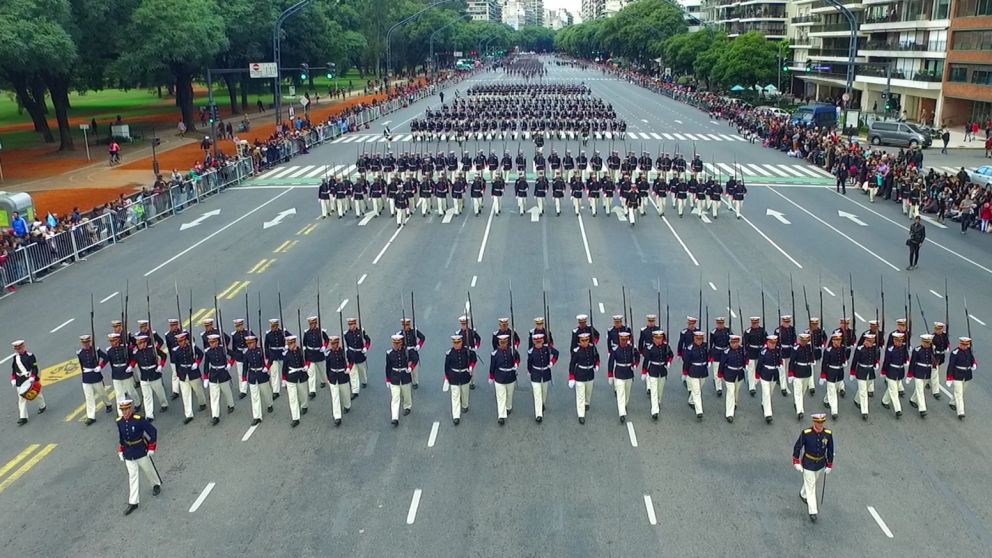 Afirman que están dadas las condiciones presupuestarias ni el clima interno para avanzar con un despliegue de gran escala como así representa el desfile militar