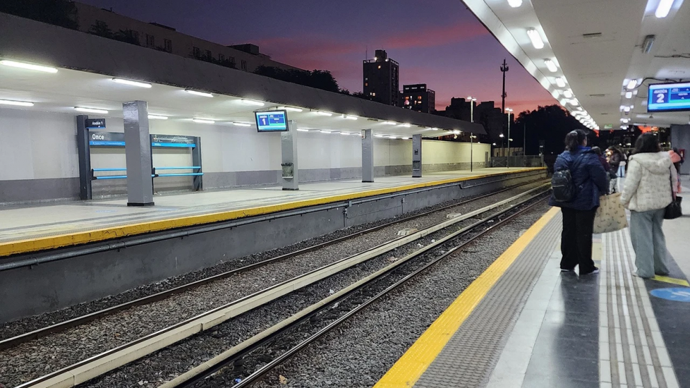 Los trabajos incluirán el reemplazo de durmientes, mejoras en la infraestructura y la instalación de nuevos paragolpes en la terminal de Once