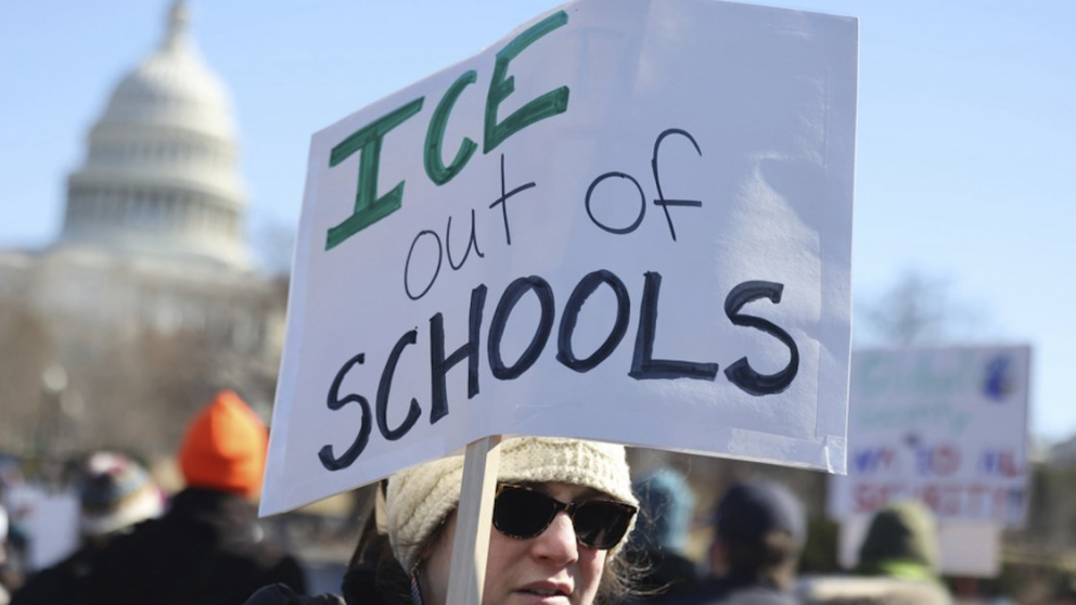 Nueva York restringió las redadas del ICE en escuelas e iglesias