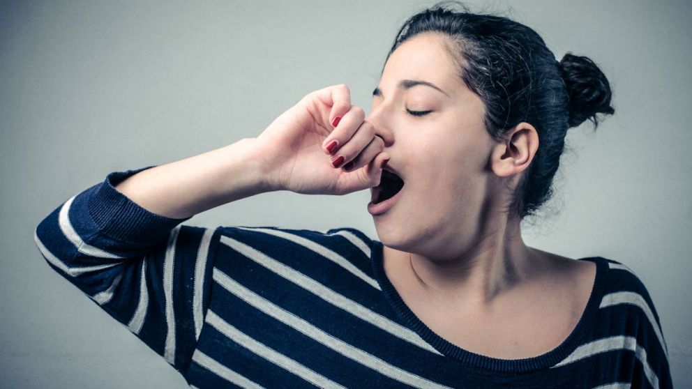 Ni sueño ni aburrimiento: qué significa bostezar constantemente, según la psicología