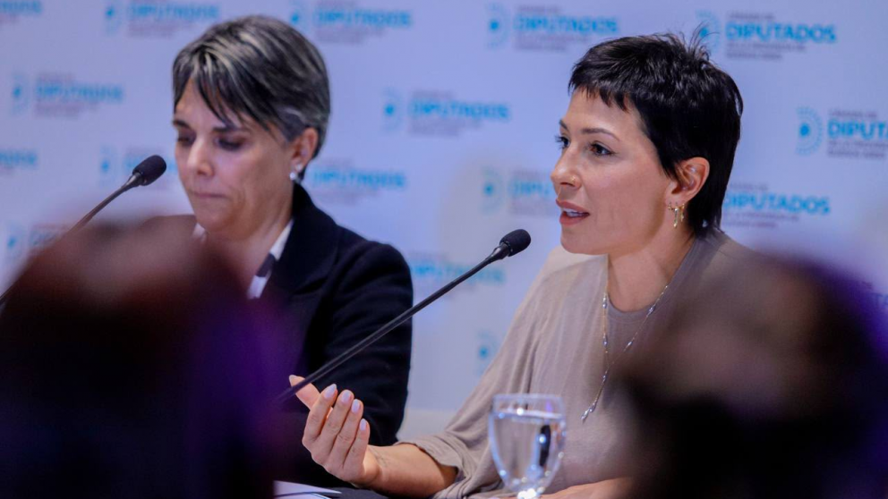Mayra Mendoza presentó la "Ley EMA" para prevenir la violencia digital en escuelas bonaerenses