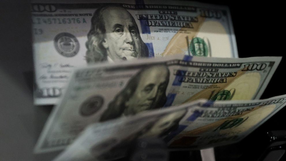 El dólar bajó, pero acumula una suba semanal