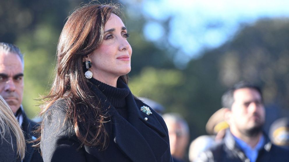 Victoria Villarruel envi� una corona de flores a la familia del Indio Solari