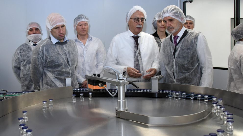 El ministro de Salud de la Naci�n, Mario Lugones, visit� las instalaciones de Sinergium Biotech 