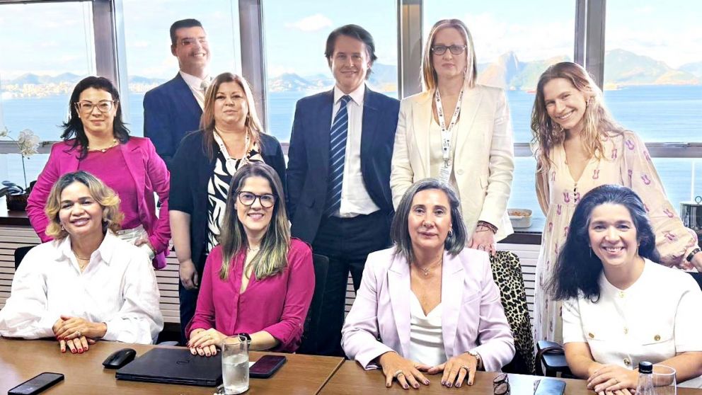 Representantes de DaVita, Grupo Olmos, Nefra LATAM y el estudio Demarest durante la firma del acuerdo que formaliza el desembarco de Nefra Medical Care en Brasil