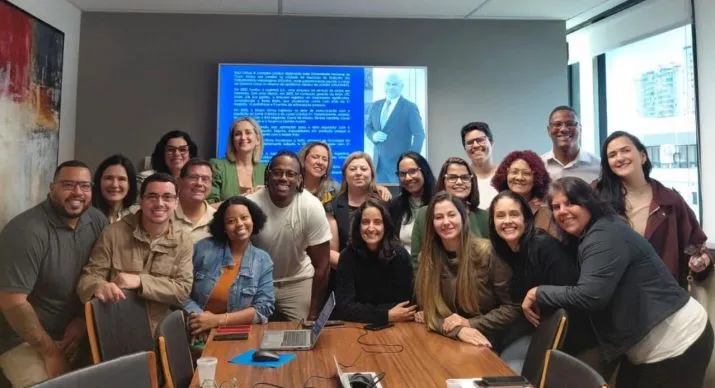  La Dra. Alicia Canga y Silvina Passini, directora Ejecutiva y directora Administrativa de Nefra Medical Care Latam; junto a equipo de Casa Central Nefra Medical Care Brasil