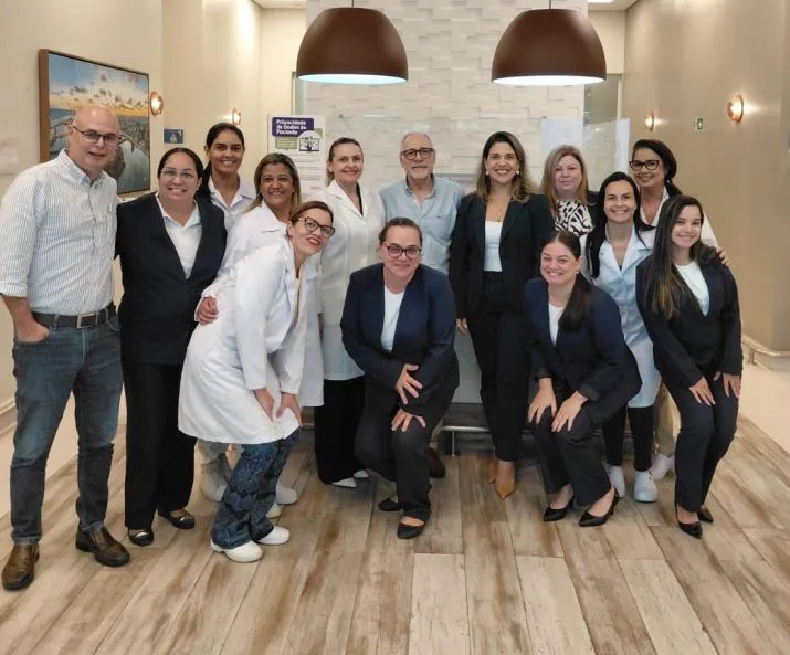 El Dr. Marcelo Puddú y Silvina Passini, director Médico y directora Administrativa de Nefra Medical Care Latam; junto a equipos de la clínica Ilha do Leite