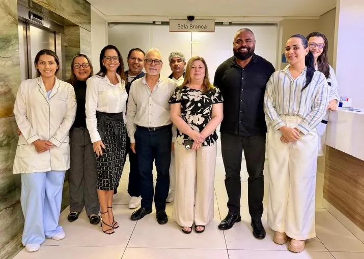 El Dr. Marcelo Puddú y Silvina Passini, director Médico y directora Administrativa de Nefra Medical Care Latam; junto a equipos de la clínica Jao Pessoa