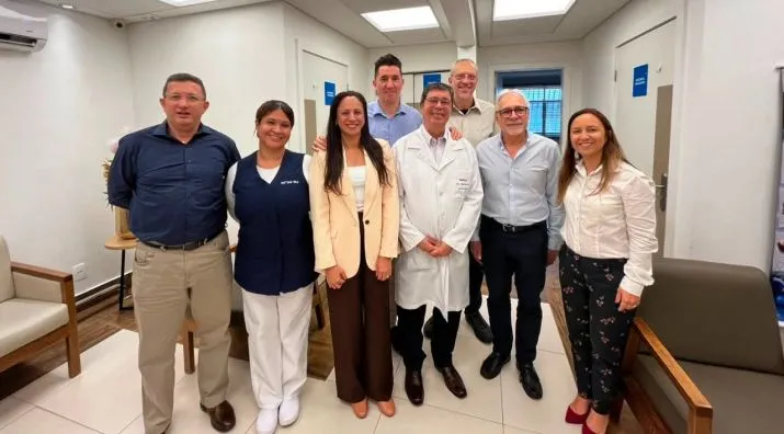  El Dr. Marcelo Puddú, director Médico de Nefra Medical Care Latam; junto a equipos de la clínica Mix Park