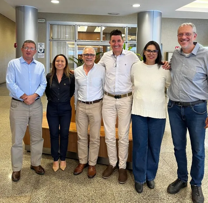   El Dr. Marcelo Puddú, director Médico de Nefra Medical Care Latam; junto a equipos de la clínica Taguatinga