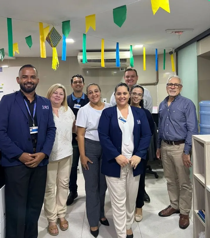 El Dr. Marcelo Puddú, director Médico de Nefra Medical Care Latam; junto a equipos de la clínica Olinda