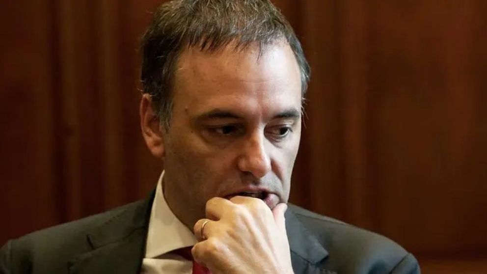 El oficialismo busca frenar una moción de censura contra Manuel Adorni
