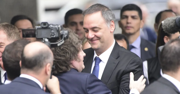 Caso Adorni complica agenda de Milei: USD 500.000 no declarados