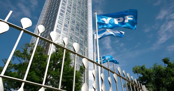 S&P mejora calificación de 8 empresas argentinas tras ajuste soberano