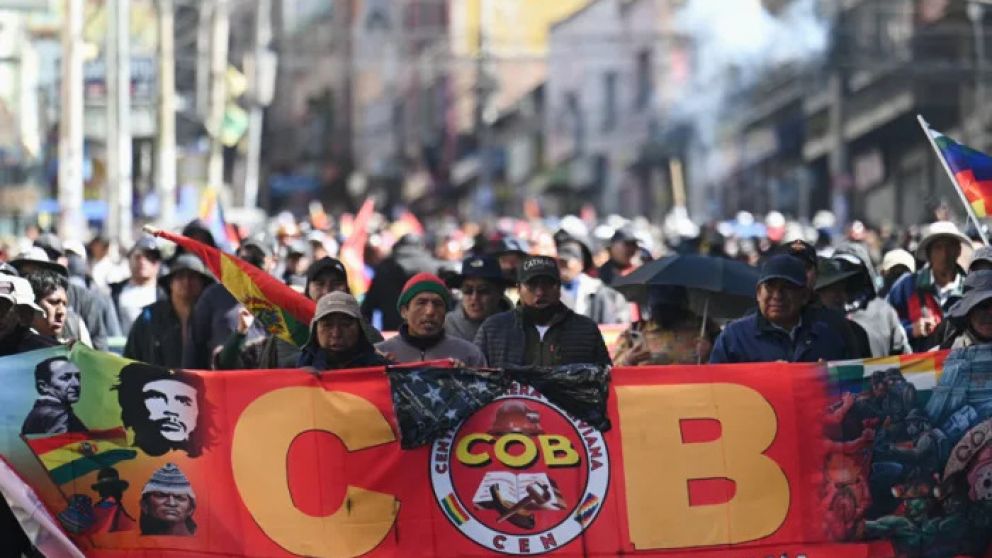 Manifestantes de la Central Obrera Boliviana participan de una protesta en La Paz, en medio de m�s de un mes de bloqueos y tensi�n pol�tica.