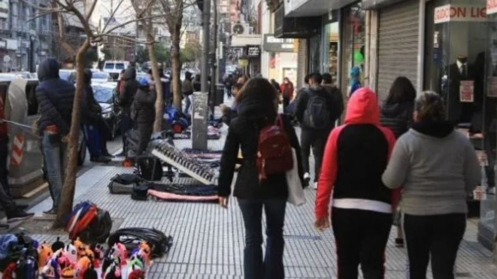 Diez cuadras concentran el 90% de la venta ilegal callejera en CABA