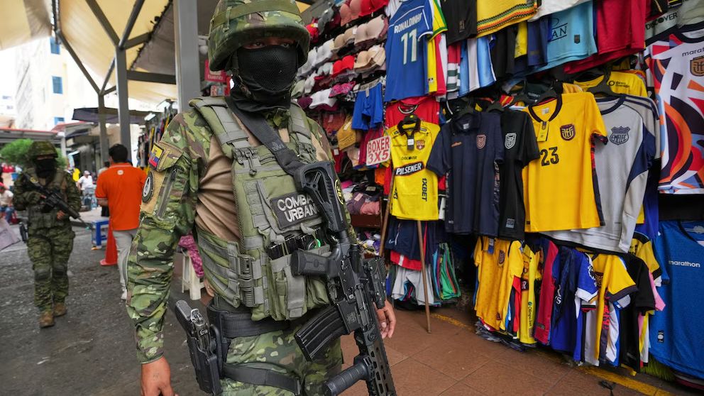Soldados patrullan un mercado de Guayaquil, Ecuador, el 15 de mayo de 2026. (AP Foto/Dolores Ochoa)