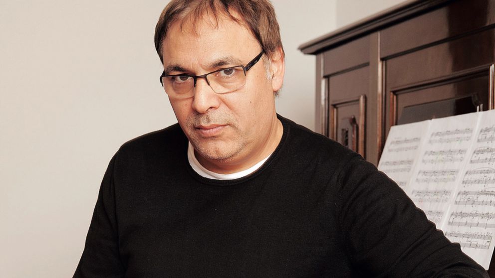 Gabriel Rol�n, psic�logo y escritor: "Lo que llega a destiempo es como si no llegara nunca"